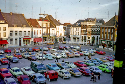 EHC-111-02 Markt te Sittard vol met geparkeerde auto's in 1975