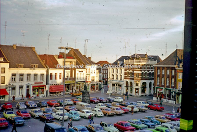 EHC-111-03 Markt te Sittard vol met geparkeerde auto's in 1975