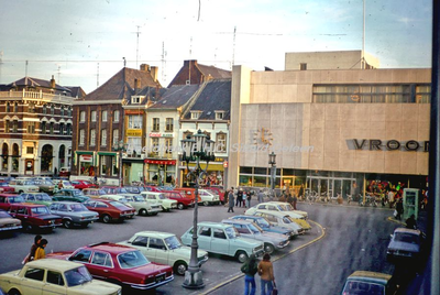 EHC-111-04 Markt te Sittard vol met geparkeerde auto's in 1975