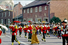 EHC-112-08 Traditionele klederdrachtoptocht tijdens de viering van 700 Jaar Nieuwstadt in 1977