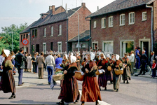 EHC-112-09 Traditionele klederdrachtoptocht tijdens de viering van 700 Jaar Nieuwstadt in 1977
