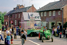 EHC-112-11 Traditionele klederdrachtoptocht tijdens de viering van 700 Jaar Nieuwstadt in 1977