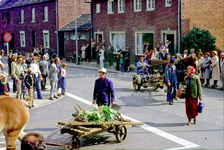 EHC-112-12 Traditionele klederdrachtoptocht tijdens de viering van 700 Jaar Nieuwstadt in 1977