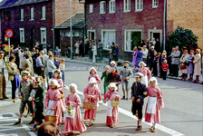EHC-112-13 Traditionele klederdrachtoptocht tijdens de viering van 700 Jaar Nieuwstadt in 1977