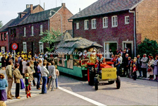 EHC-112-14 Traditionele klederdrachtoptocht tijdens de viering van 700 Jaar Nieuwstadt in 1977
