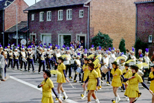 EHC-112-16 Traditionele klederdrachtoptocht tijdens de viering van 700 Jaar Nieuwstadt in 1977