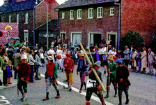 EHC-112-18 Traditionele klederdrachtoptocht tijdens de viering van 700 Jaar Nieuwstadt in 1977