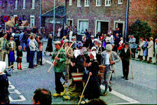 EHC-112-20 Traditionele klederdrachtoptocht tijdens de viering van 700 Jaar Nieuwstadt in 1977