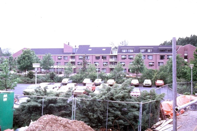 EHC-132-45 Bejaardencentrum De Baenje in mei 1983, gezien vanaf de laagbouw Stadhuis