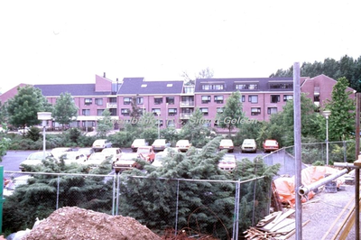 EHC-132-47 Bejaardencentrum De Baenje in mei 1983, gezien vanaf de laagbouw Stadhuis