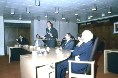 EHC-144-36 Uitreiking Koninklijke Onderscheiding aan de Heer J.J. Coenen in 1985