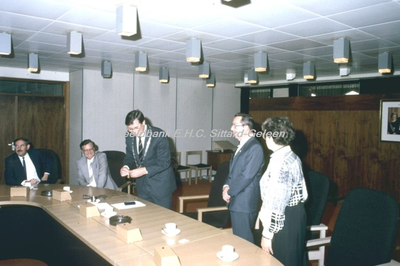 EHC-144-42 Uitreiking Koninklijke Onderscheiding aan de Heer J.J. Coenen in 1985