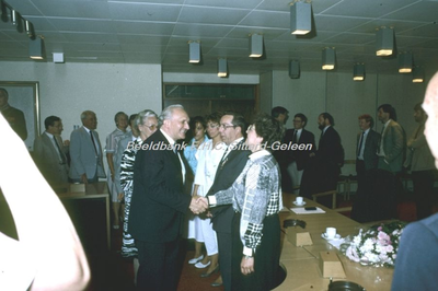 EHC-144-43 Uitreiking Koninklijke Onderscheiding aan de Heer J.J. Coenen in 1985