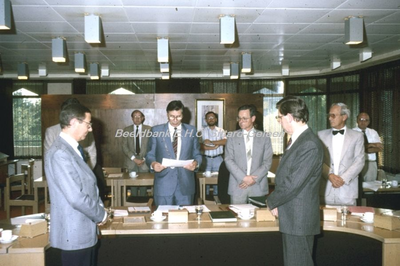 EHC-144-45 Beëdiging van de Heren P. Meyer en H. v.d. Mortel als Loco-Gemeentesecretaris der Gemeente Sittard in 1985