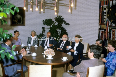 EHC-145-04 Uitreiking Koninklijke Onderscheiding aan de Heer A.H. van Ree in1985