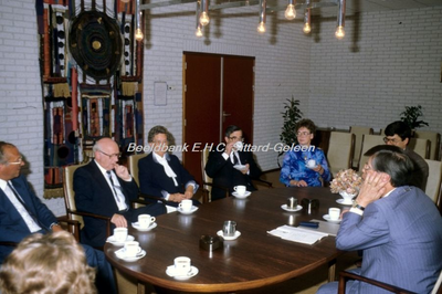 EHC-145-05 Uitreiking Koninklijke Onderscheiding aan de Heer A.H. van Ree in1985
