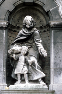420_01_02_25 Beeld St Josef en kind Jesus op gevel St Michaelskerk Sittard