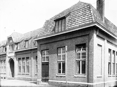 2581 St. Angelaschool, Molenweg 44, OphovenR.K. Lagere School voor meisjes, in 1919 in gebruik genomen o.l.v. de ...