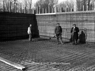 2699 Aanleg van het Zwembad aan de VijverwegAanbrengen van betonbewapening in het bassin Afdruk: Fotokollektie nr. 1064