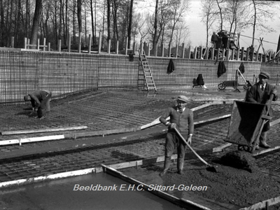2700 Aanleg van het Zwembad aan de VijverwegStorten van beton in het bassin Afdruk: Fotokollektie nr. 1066