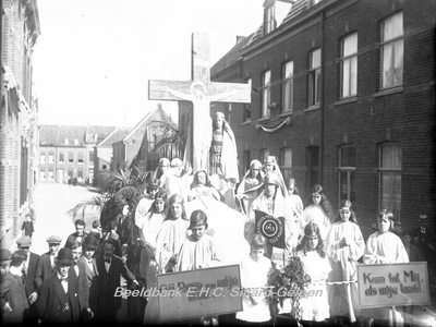 2746 St. Rosaoptocht op 13 september 1925Praalwagen van groep 6 met St. Rosa op haar ziekbed, geflankeerd door ...