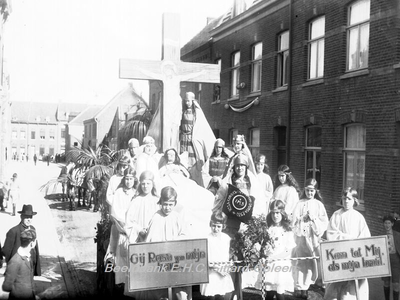 2747 St. Rosaoptocht op 13 september 1925Praalwagen van groep 6 met St. Rosa op haar ziekbed, geflankeerd door ...