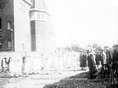 2762 St. Rosaoptocht op 13 september 1925Groep jonge meisjes met rozentakken, onderling verbonden door zijden linten. ...