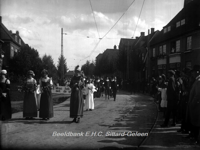2766 St. Rosaoptocht op 13 september 1925Gedeelte van de Stoet van Oud Sittard. Enige dames met bloemen, gevolgd door ...