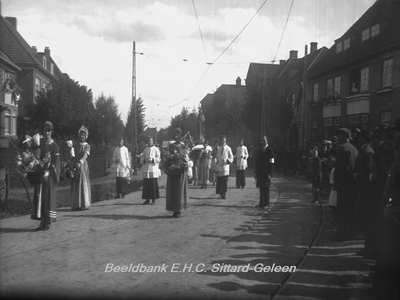2767 St. Rosaoptocht op 13 september 1925Gedeelte van de Stoet van Oud Sittard. Dames met bloemenmanden, koorknapen met ...