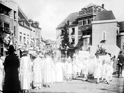 2771 Openluchtspel, Huldiging van St. Rosa op de Markt op 13 september 1925De groepen die hebben deelgenomen aan de St. ...