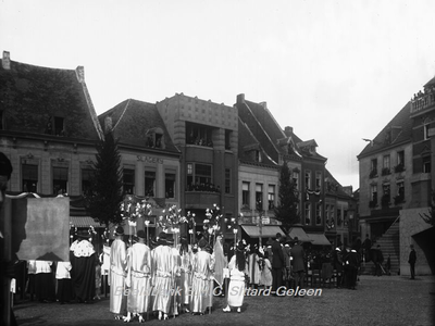 2772 Openluchtspel, Huldiging van St. Rosa op de Markt op 13 september 1925De groepen die hebben deelgenomen aan de St. ...