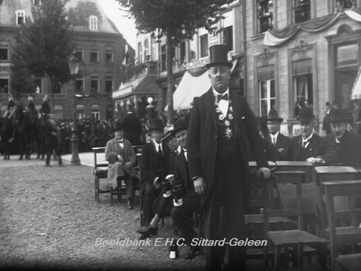 2773 Openluchtspel, Huldiging van St. Rosa op de Markt op 13 september 1925Enkele stoelen voor eregasten en het ...