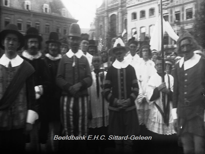 2774 Openluchtspel, Huldiging van St. Rosa op de Markt op 13 september 1925De groepen uit de optocht stellen zich op op ...