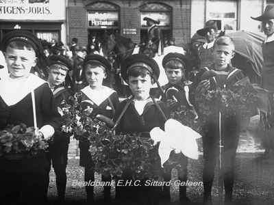 2777 Openluchtspel, Huldiging van St. Rosa op de Markt op 13 september 1925Zes jongens met krombrood uit de Stoet van ...