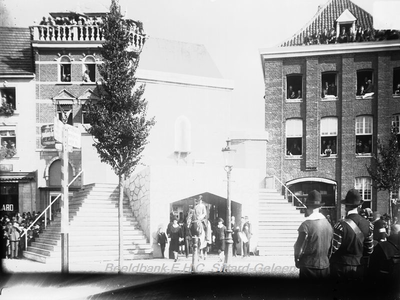 2778 Openluchtspel, Huldiging van St. Rosa op de Markt op 13 september 1925De Stoet van Oud Sittard komt door de poort ...