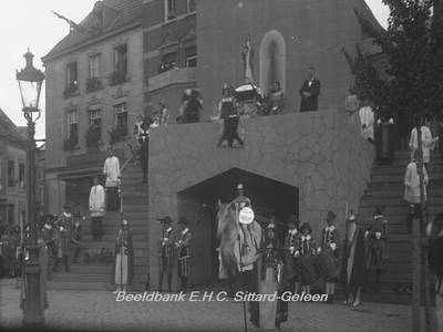 2779 Openluchtspel, Huldiging van St. Rosa op de Markt op 13 september 1925Onder de poort St. Michael te paard. Boven ...