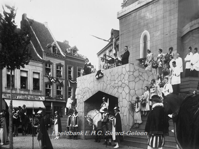 2780 Openluchtspel, Huldiging van St. Rosa op de Markt op 13 september 1925Op de uitbouw boven de poort de ...