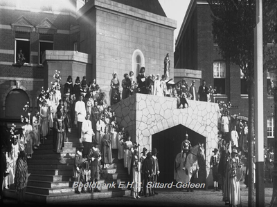 2781 Openluchtspel, Huldiging van St. Rosa op de Markt op 13 september 1925Vertegenwoordigers van verschillende groepen ...