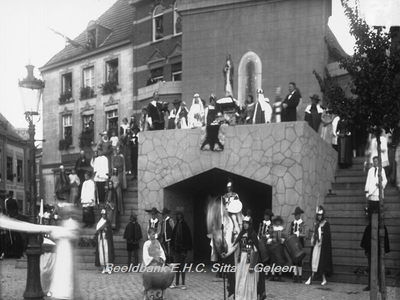 2782 Openluchtspel, Huldiging van St. Rosa op de Markt op 13 september 1925Vertegenwoordigers van verschillende groepen ...