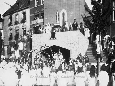 2783 Openluchtspel, Huldiging van St. Rosa op de Markt op 13 september 1925Voor de poort enige groepen meisjes, waarvan ...