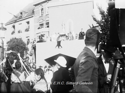 2784 Openluchtspel, Huldiging van St. Rosa op de Markt op 13 september 1925Vertegenwoordigers van verschillende groepen ...