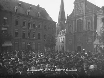 2785 Openluchtspel, Huldiging van St. Rosa op de Markt op 13 september 1925Grote menigte toeschouwers op de Markt. ...