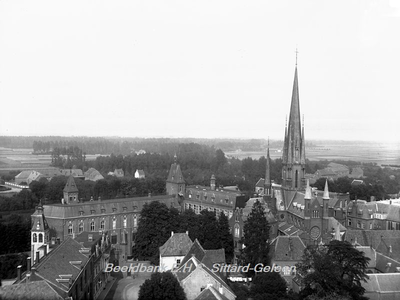2834 Gezicht op Kloosterplein en Oude Markt vanuit de toren van de St. Petruskerk ofwel Grote KerkWe zien o.a. Huis van ...