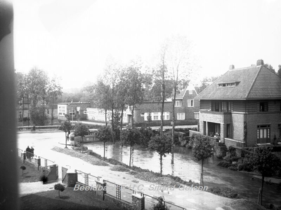 2848 Parklaan, hoek WilhelminastraatIn het midden de Lagere school voor jongens St. Jozef, gebouwd in 1923. Rechts ...