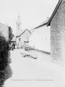 2857 Klein Venetië, Langs de BeekOp de achtergrond de Nederlands Hervormde Kerk Afdruk: Fotokollektie nr. 341, 353