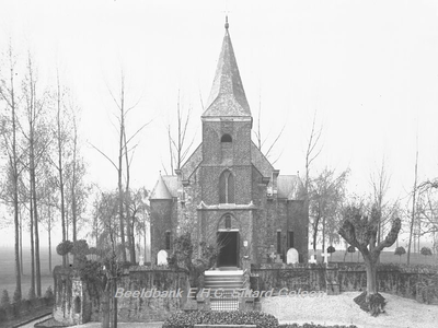 2872 Het Rozenkerkje te Asselt bij SwalmenOud Romaanse St. Dionysiuskerk te Asselt met begraafplaats rond de kerk