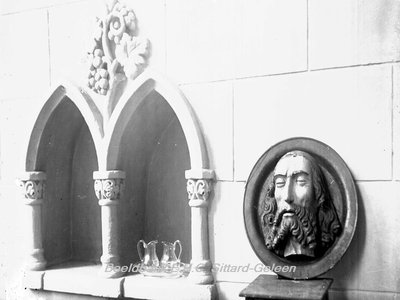 2878 Interieur St. Johannes de Doperkerk te NieuwstadtAmpullennis en relief voorstellende het hoofd van Johannes de ...