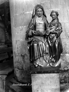 2888 Annatrits te Nieuwstadt ?H. Anna wordt vaak afgebeeld tesamen met Maria en het Christuskind. Zo'n voorstelling ...