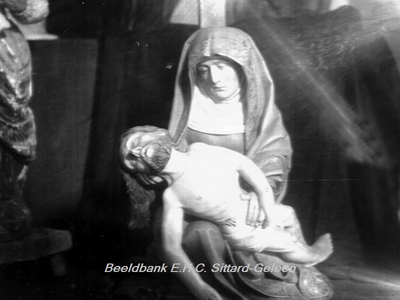 2889 Pietà-beeld of O.L. Vrouw ter Nood Gods, waarbij Maria als Moeder van Smarten het dode lichaam van Christus op ...