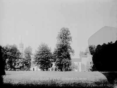 2905 Kerk en Kasteel te ElslooLinks de kerk, rechts resten van het kasteel